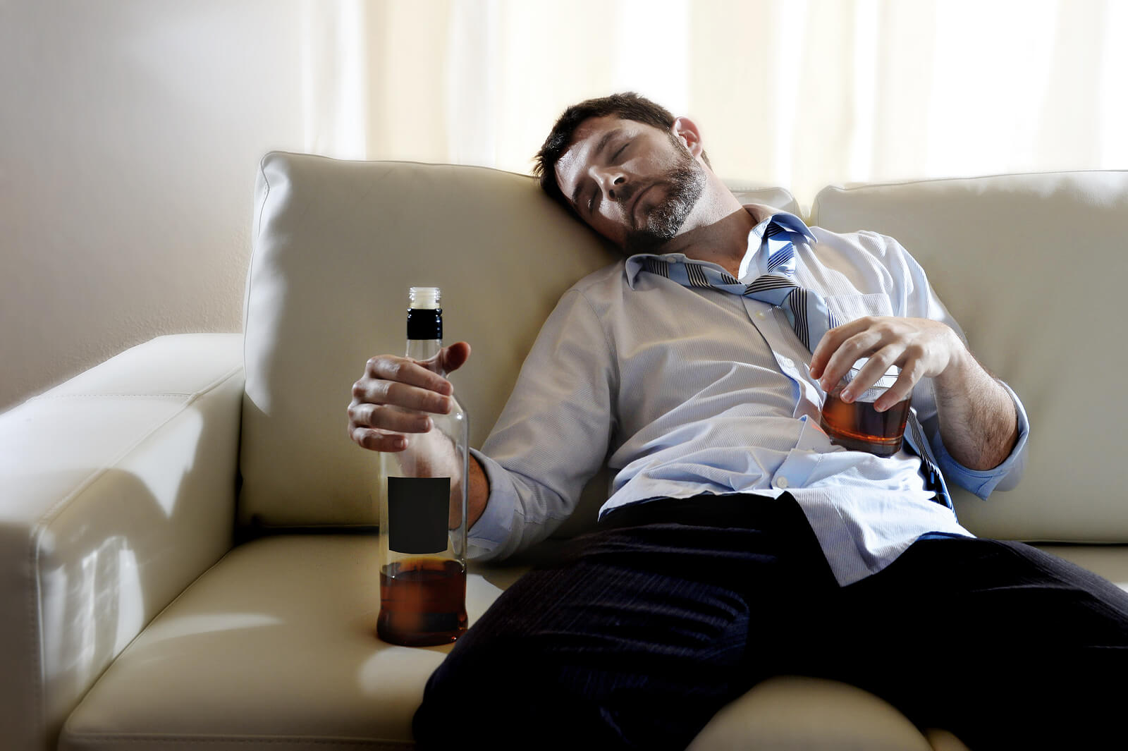 Муж напился и уснул. Муж пьет. Пьющий мужчина. Мужчина с алкоголем.
